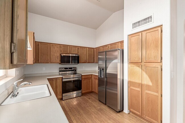 Building Photo - Beautiful Single-Level Home in Prime Locat...