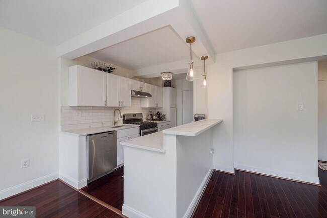 Building Photo - 4201 Cathedral Ave NW