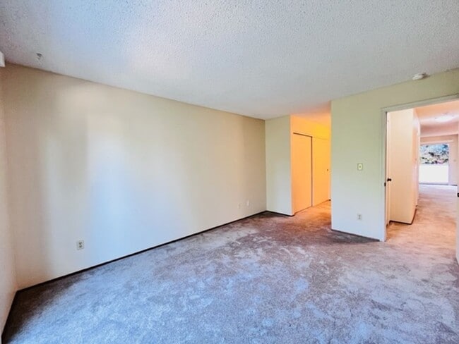 Building Photo - Move-In Ready, 2BD/2BA, Upper-Level, Singl...