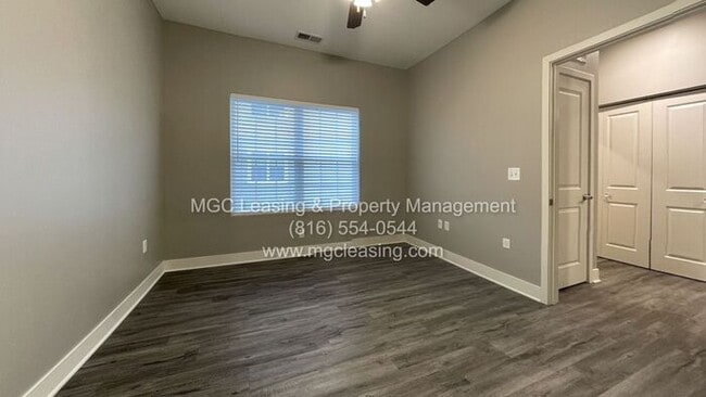 Building Photo - Sophisticated Style and Scenic Views in No...