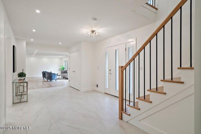 Building Photo - 527 Woodview Rd