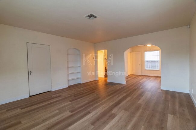 Building Photo - 810 W Willow St