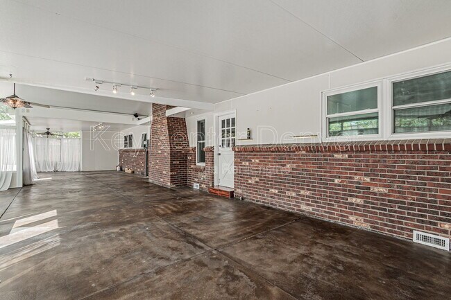 Building Photo - 535 S Cody St