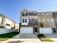 Building Photo - Luxurious 4 Bedroom 3.5 Bathroom End Unit ...