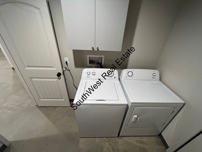 Building Photo - 2 BED 2 BATH APT ALL BILLS PAID!