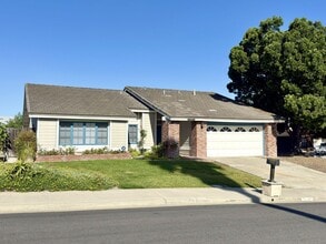 Building Photo - Centrally Located Single Level in Oceanside!