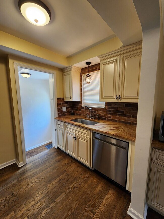 Building Photo - Beautiful 3 Bedroom Home For Rent