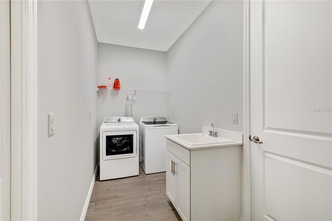 Building Photo - 12584 Wellen Golf St