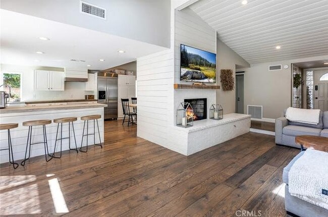 Building Photo - 10122 Viking Ave