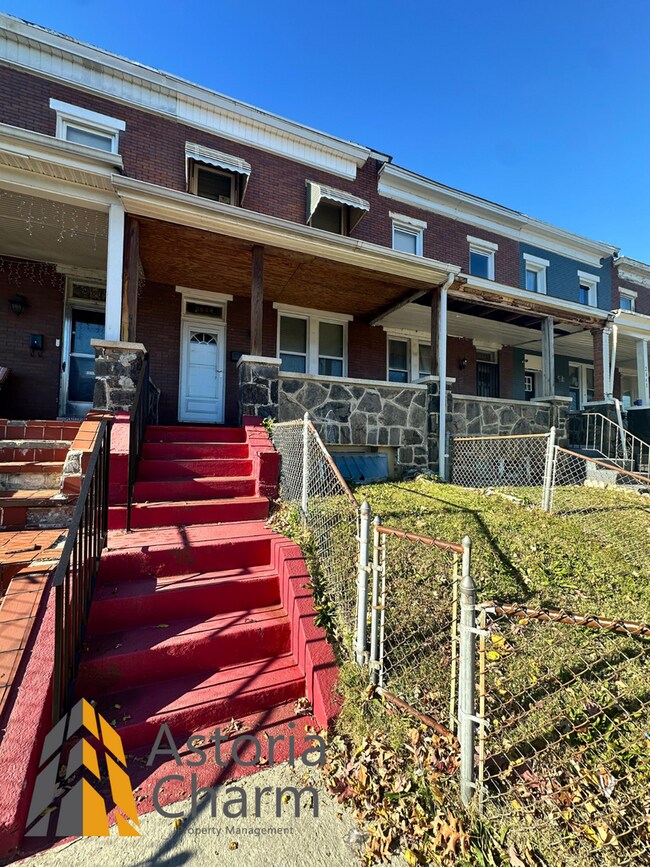 Building Photo - 3 Bedroom or 2 Bedroom with Den featuring Fenced Yard and Updated Kitchen