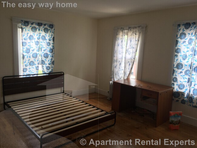 Building Photo - 28 A Cherry St