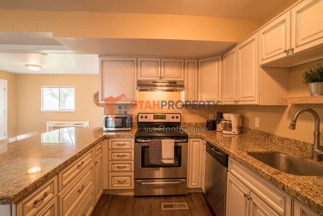 Building Photo - 7290 Racquet Club Dr