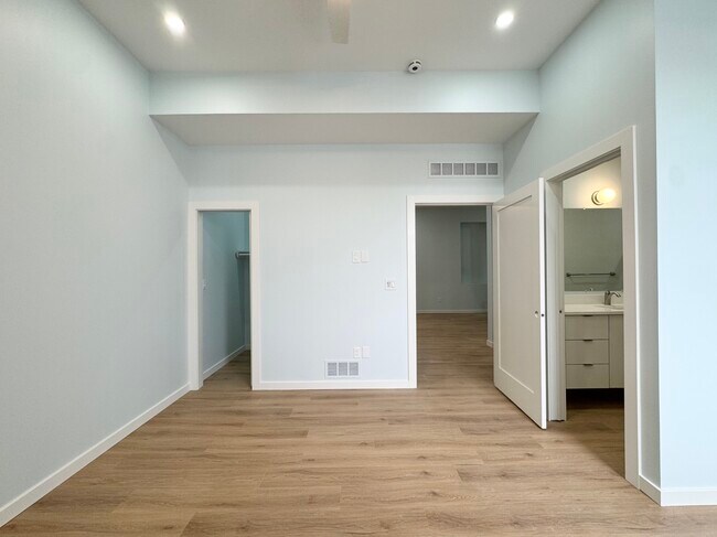 Building Photo - 517 Gillis St