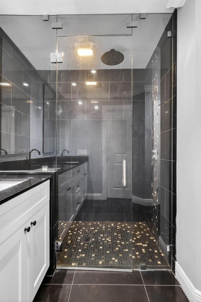 Building Photo - 9654 Sun Pointe Dr