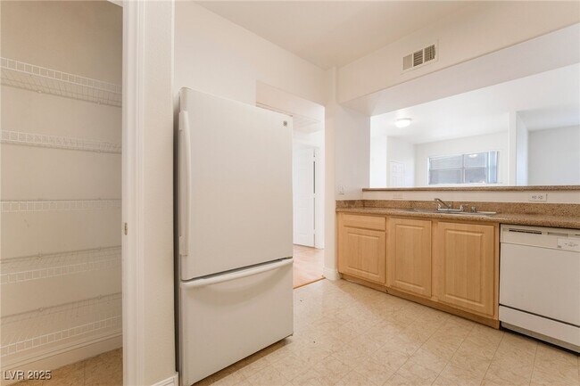 Building Photo - 8000 W Badura Ave