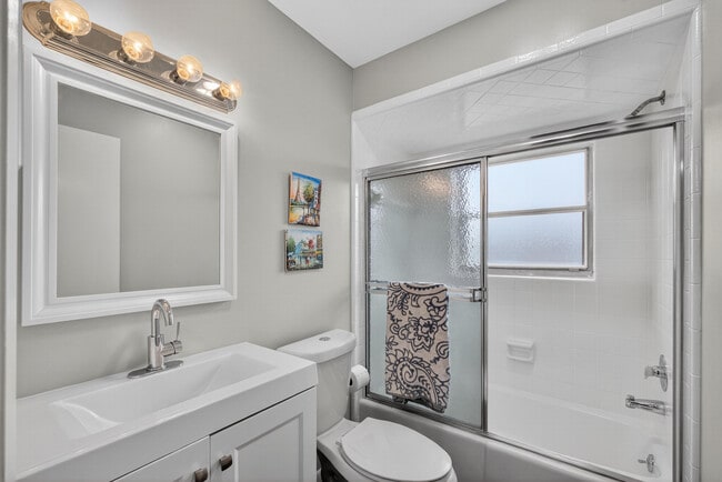 Building Photo - 607 SE Forgal St