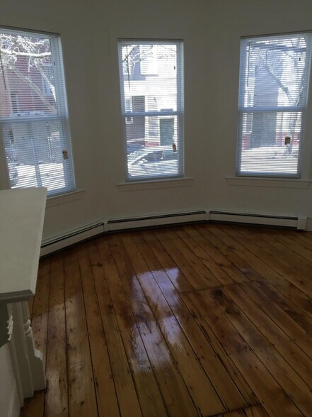 Building Photo - 253 Windsor St