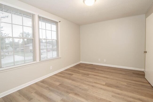 Building Photo - 810-A Golfview Place