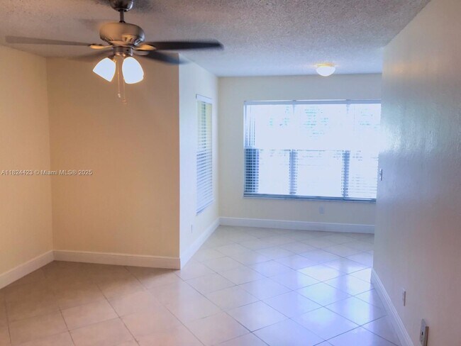 Building Photo - 437 Vista Isles Dr