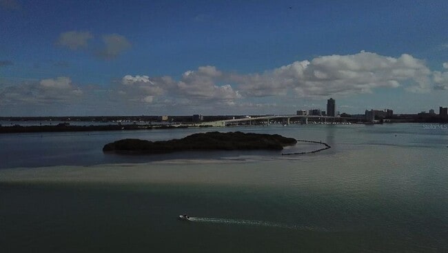 Building Photo - 865 S Gulfview Blvd