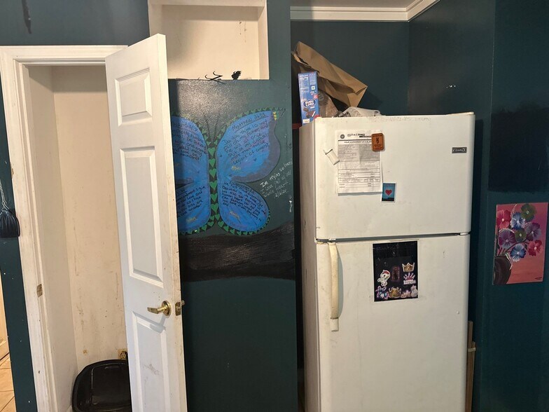 Building Photo - 805 S Hickory St