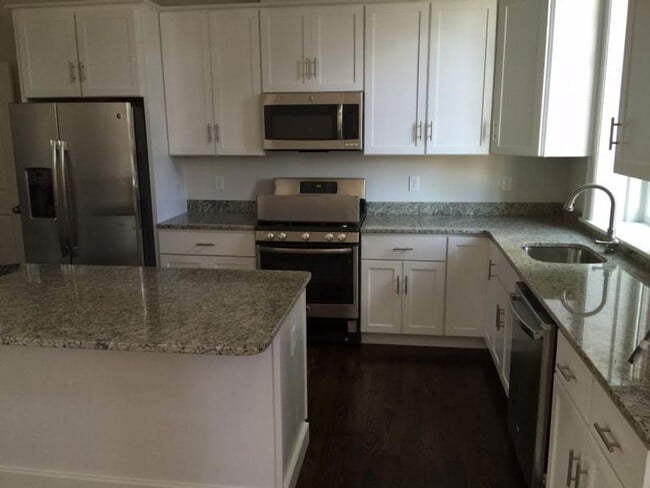 Building Photo - 3bed 4bath in Newton available in 9/1
