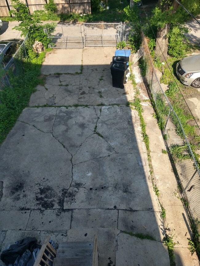 Building Photo - 209 S Albany Ave