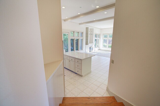 Building Photo - 4bd/4ba Kirkland House