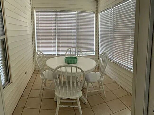 Building Photo - 206 W Island Square Dr