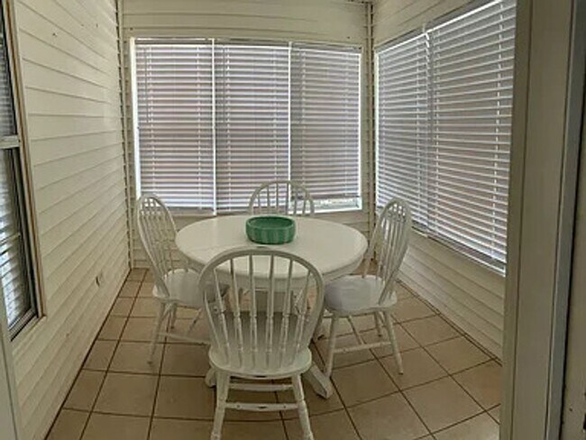 Building Photo - Fully Furnished 1 bed/ 1 bath Island Square Condo