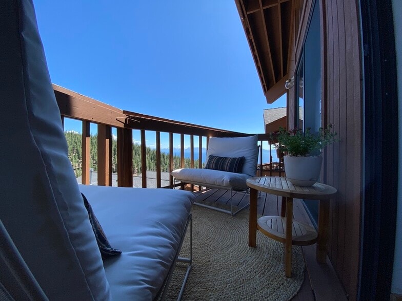 Deck Relaxing - 400 Fairview Blvd
