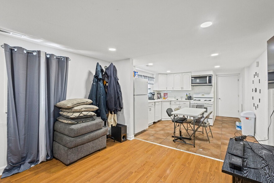 Building Photo - 5230 S Lockwood Ave