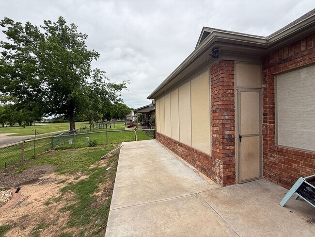 Building Photo - Right On The Green- 3 Bedroom Updated Home on Battle Creek