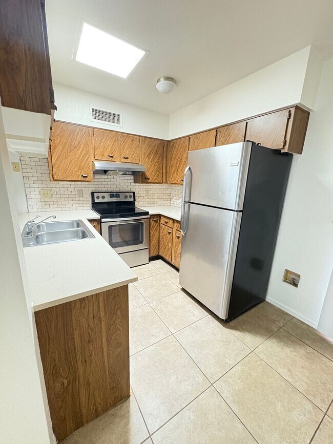Building Photo - Townhome Cute 2bd/2ba