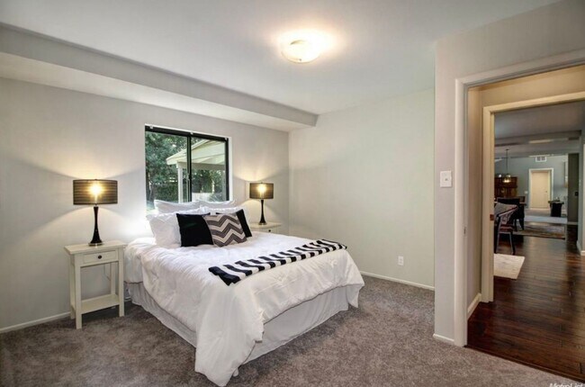 Building Photo - Elegant Fully Renovated 3/3 in Fair Oaks!