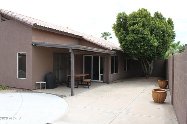 Building Photo - 740 W Baylor Ln