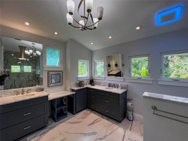 Building Photo - 545 SW Indianola St