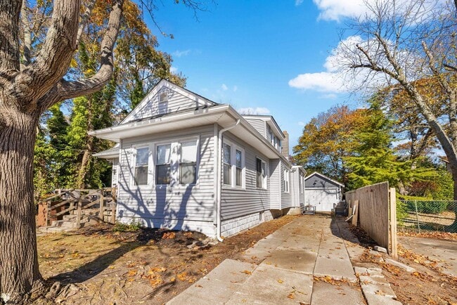 Building Photo - 27 E Groveland Ave