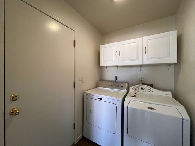 Building Photo - Cute 2 bedroom home located in Donner Trails!