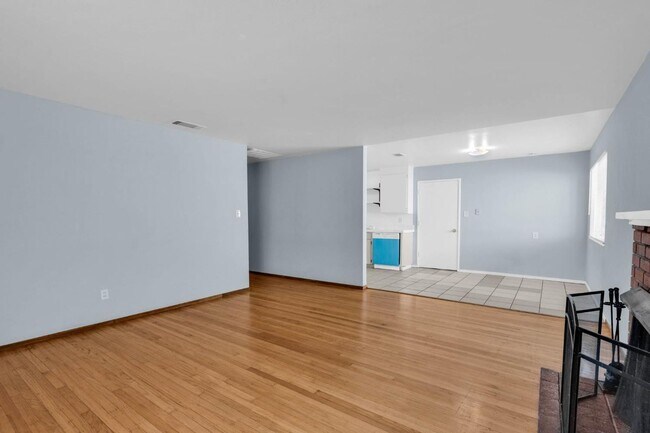 Building Photo - 5 bedrooms. Remodeled.Get ½ Off Your First Month’s Rent! Sign a lease and move in within 30 days—...