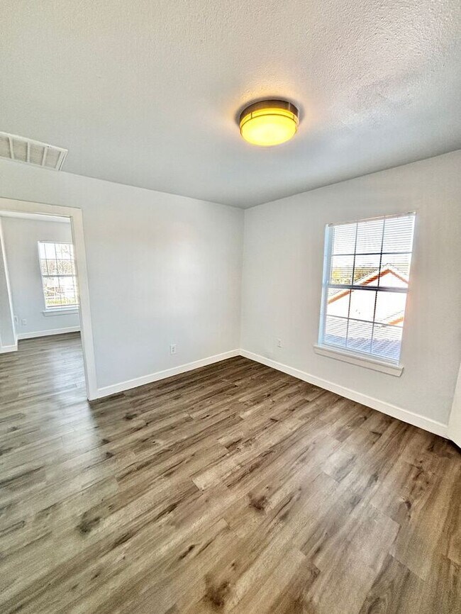 Building Photo - Charming 1-Bedroom Apartment with Convenie...