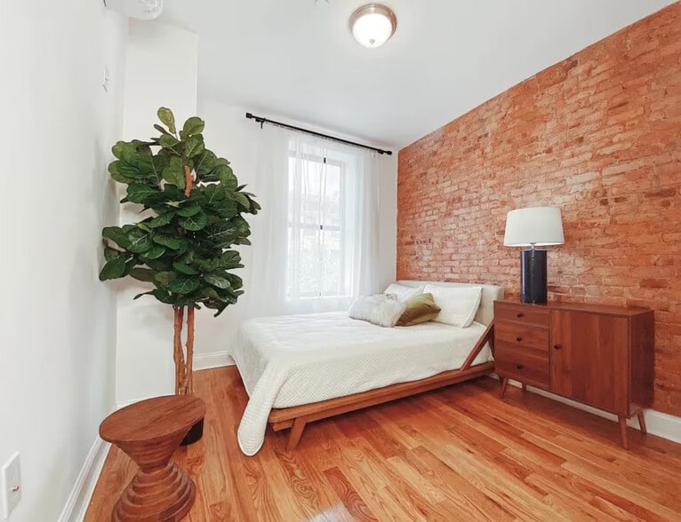 Building Photo - Furnished room/NOT APARTMENT