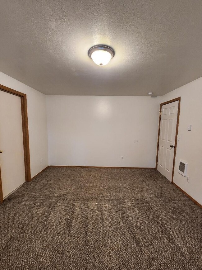 Building Photo - 3 Bdrm/2 Bath Single Level