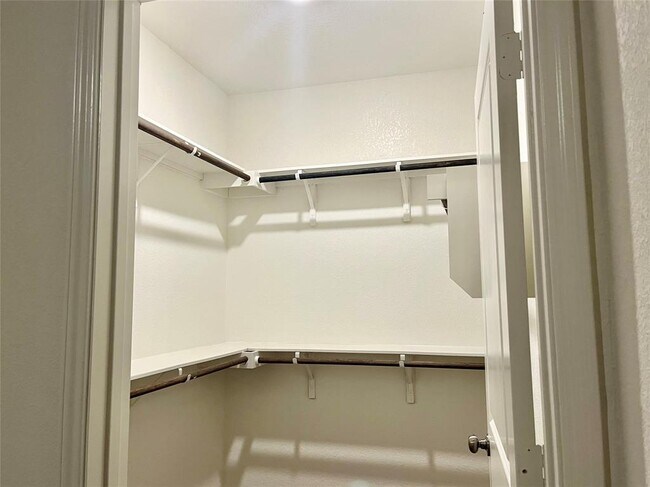 Building Photo - 105 Crier Cv