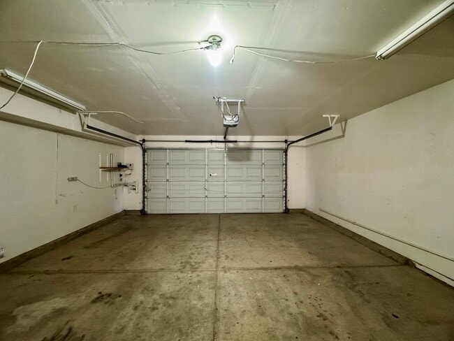 Building Photo - Spacious 3 Bedroom 3 Full Bathrooms Available Now!