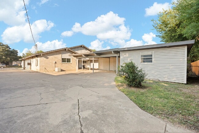 Building Photo - 3 Bed, 2 Bath Duplex (3rd bed is detached)