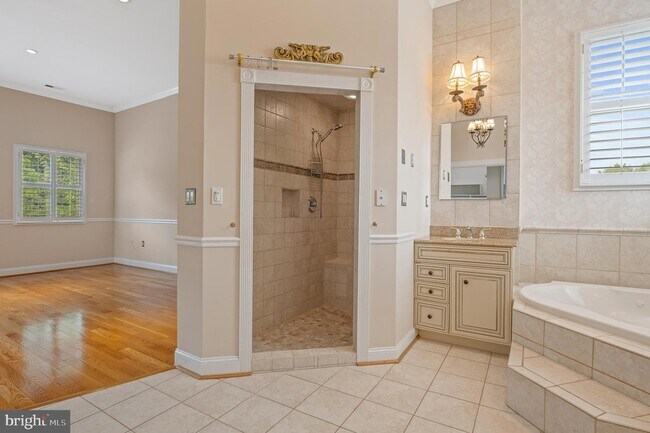 Building Photo - 5905 Lone Oak Dr