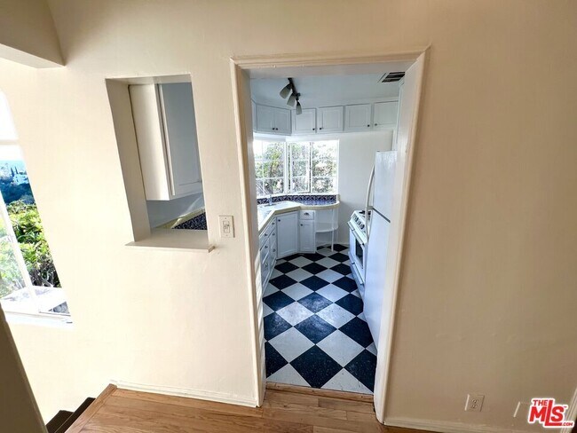 Building Photo - 2185 Broadview Terrace