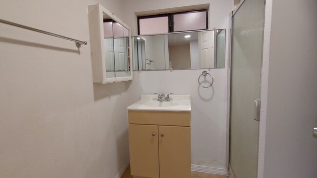 Building Photo - Newly Remodeled 4 Bed 3 Bath in Chula Vist...