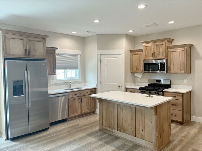 Building Photo - Beautiful new 3-bedroom, 2.5-bathroom townhome